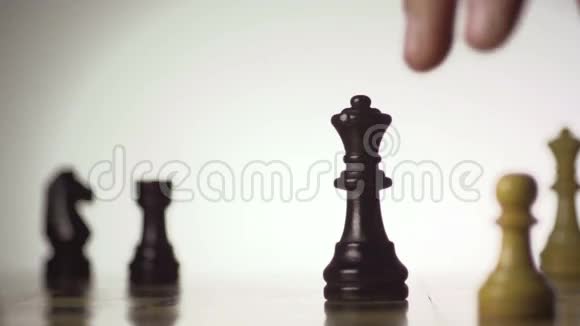 棋手把黑棋子向前移动视频的预览图