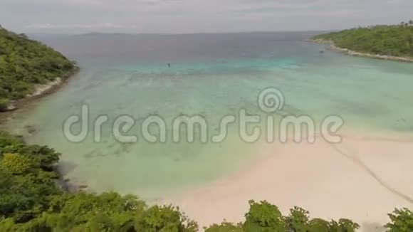 飞过荒无人烟的海滩视频的预览图