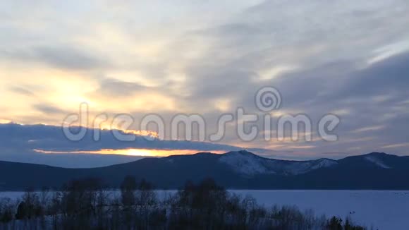 日落时云彩飘过舒秋耶湖时间视频的预览图