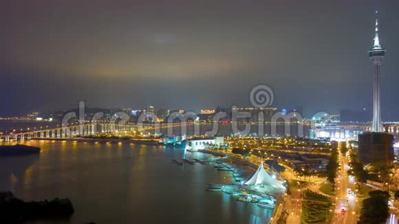 夜马卡湾著名的桥塔屋顶全景4k时间流逝中国视频的预览图