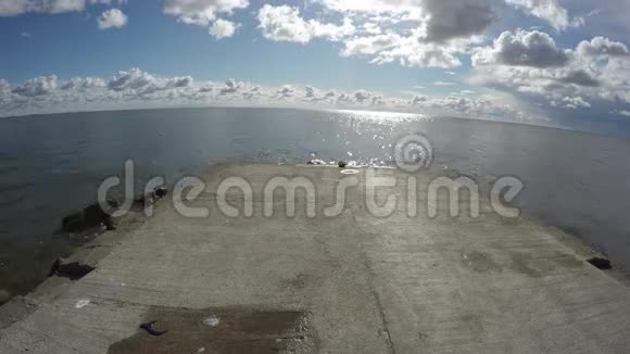 Curonian泻湖的水泥码头视频的预览图