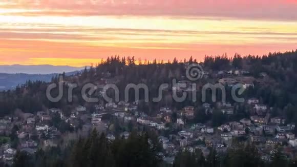 俄勒冈州郊区欢乐谷住宅多彩日落时间1080p视频的预览图