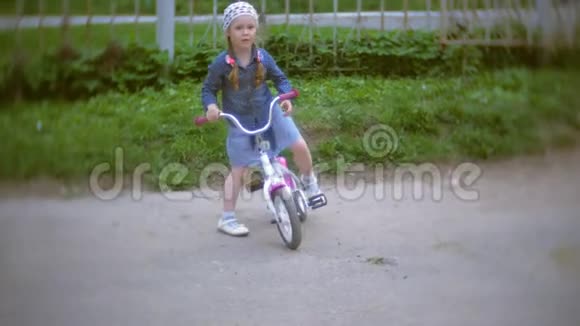 小美女骑自行车视频的预览图