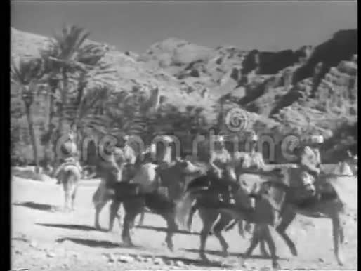 摩洛哥骑兵在沙漠中冲锋视频的预览图