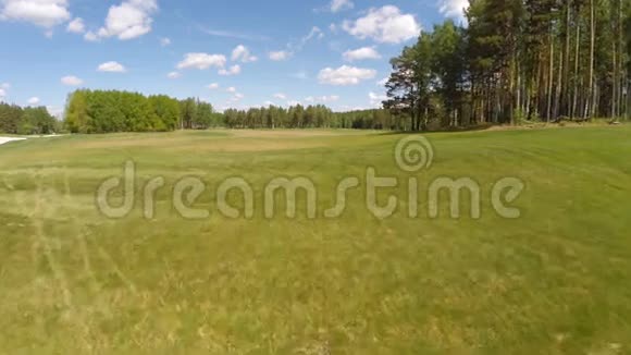 高尔夫球场的空中景观视频的预览图