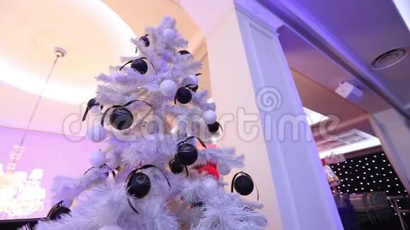 酒店大堂餐厅内大型圣诞树大厅里大理石背景上的圣诞树视频的预览图