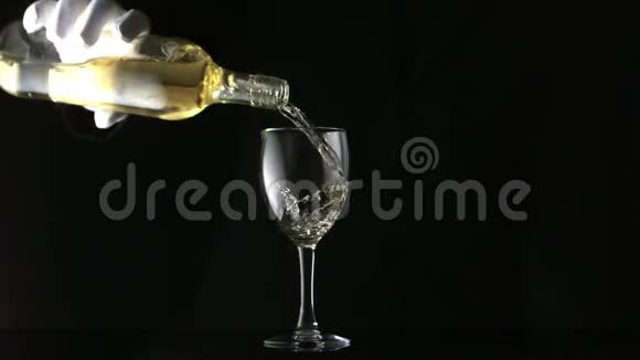 手把白葡萄酒倒入玻璃杯视频的预览图