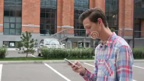 步行者使用智能手机侧视视频的预览图