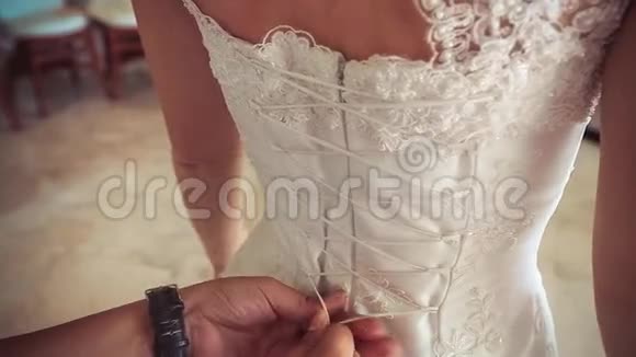 新娘穿着婚纱视频的预览图