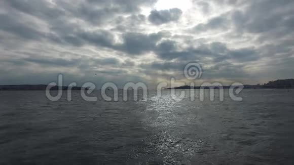 从海洋看伊斯坦布尔博斯普鲁斯海峡2016年12月视频的预览图