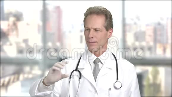 专业男医生带注射器肖像视频的预览图