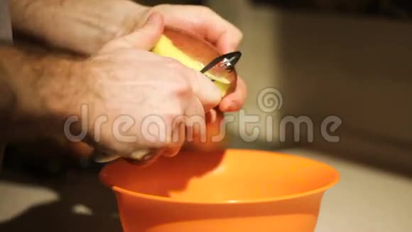 为准备食物而在厨房剥土豆皮的男人视频的预览图