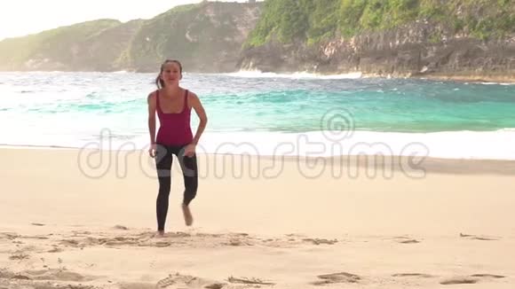 健身健康的女人在外面的海滩上做运动锻炼视频的预览图