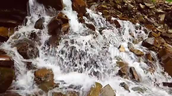 小山瀑布慢运动240fps山涧倒在石头底下视频的预览图