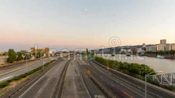 日落1080p时市区或俄勒冈州波特兰市长时间曝光交通灯轨及月亮升起视频的预览图