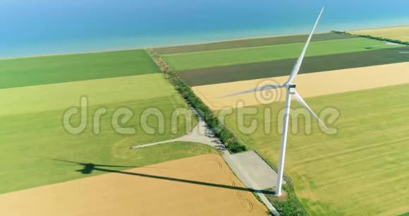 农业领域电力生产用风车空中景观视频的预览图