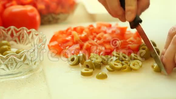 食物用菜刀切片青橄榄红番茄视频的预览图