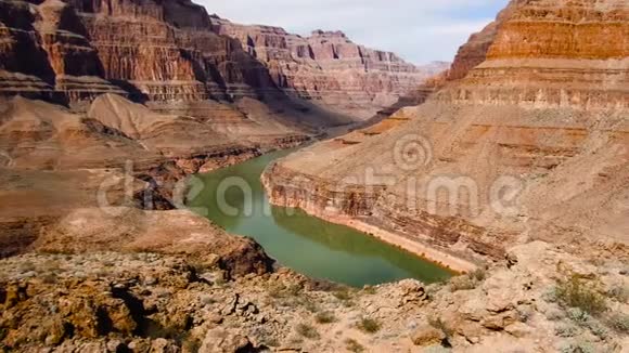 大峡谷悬崖和科罗拉多河景观视频的预览图