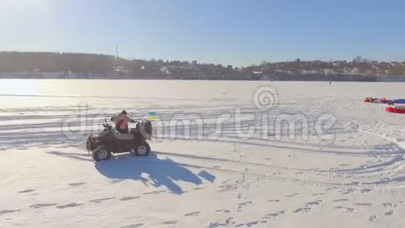 滑翔伞飞行员在冰冻湖上的比赛乌克兰视频的预览图