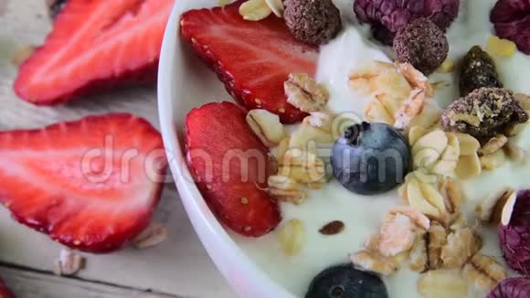由酸奶蓝莓覆盆子蓝莓梅斯利制成的典型正宗早餐组成概念视频的预览图