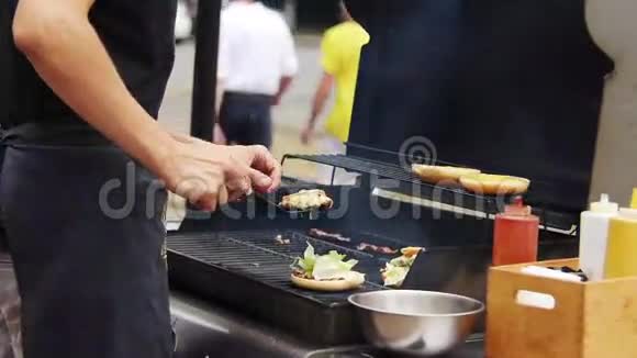 夏天在热烧烤炉上烤汉堡视频的预览图