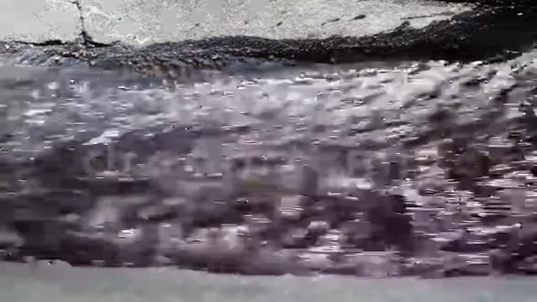 水和反射的快速流动视频的预览图