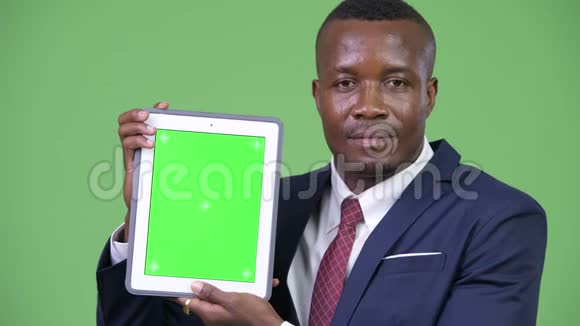 年轻快乐的非洲商人展示数码平板电脑视频的预览图