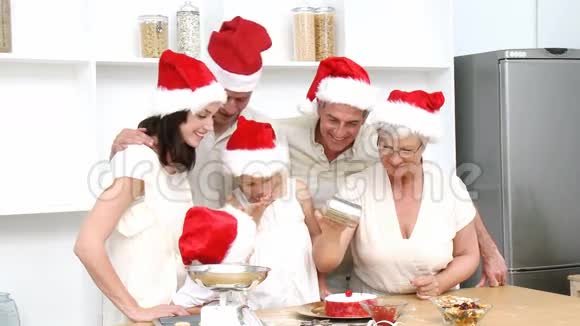 一家人在厨房里烤圣诞蛋糕视频的预览图