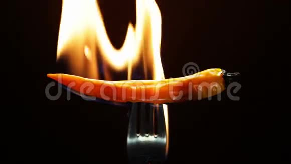 把黄辣椒烧在叉子上视频的预览图
