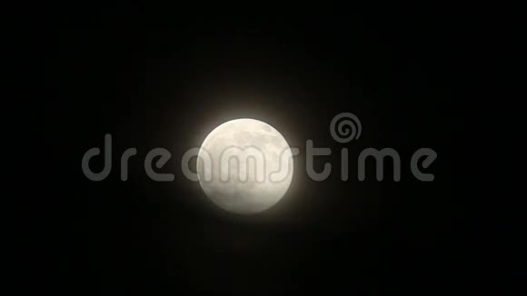 满月在夜空的云间移动视频的预览图