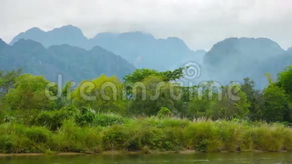 江岸与高山的背景老挝旺维恩视频的预览图