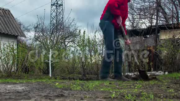 年轻人园丁在花园里用铲子挖地时间流逝视频的预览图
