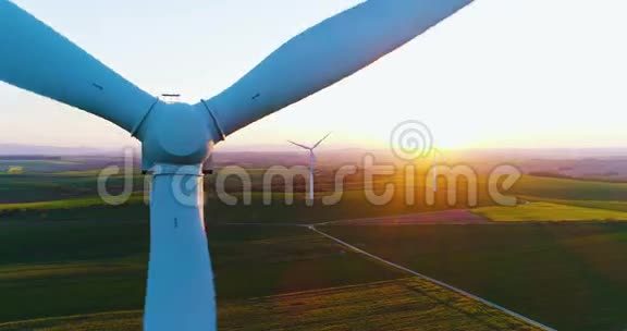用风力涡轮机和农田俯瞰夏季乡村视频的预览图