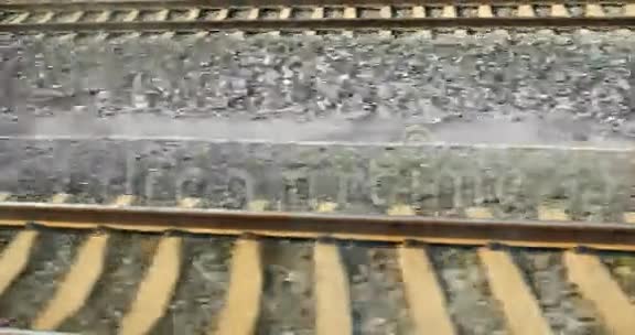 超速列车旅行窗外风景火车车站铁路视频的预览图