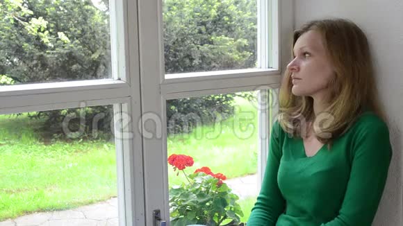 伤心的女人窗台视频的预览图