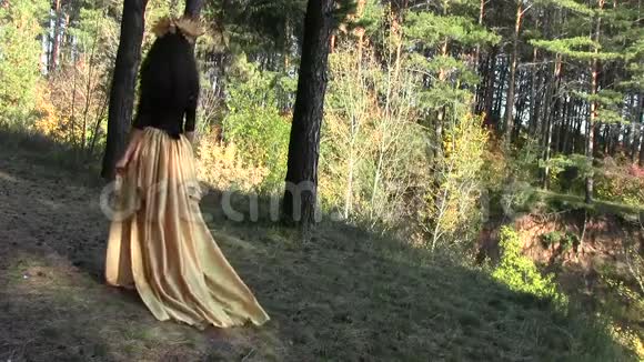 在森林里散步的年轻女孩视频的预览图