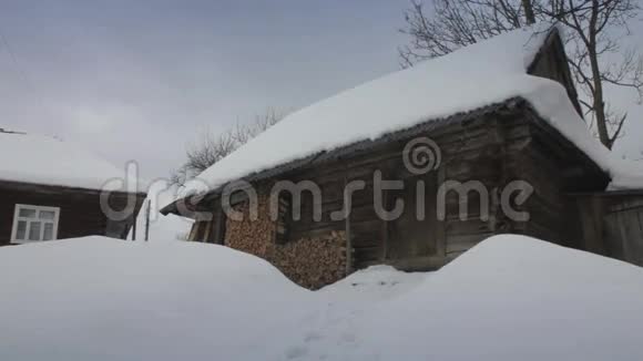 雪中老木屋喀尔巴阡山脉乌克兰带滑块的鼻涕视频的预览图