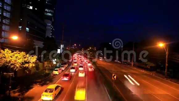 市中心一条路上的交通夜间视频的预览图