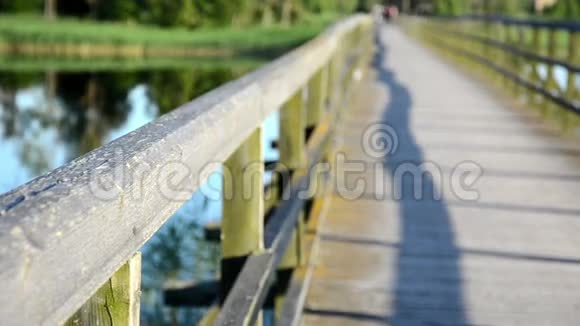 木湖桥栏杆特写情侣远走高飞视频的预览图