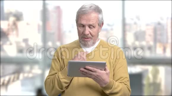 快乐老人使用电脑平板电脑视频的预览图