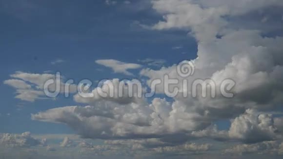 美丽的云景与大建筑云和日出突破云团视频的预览图
