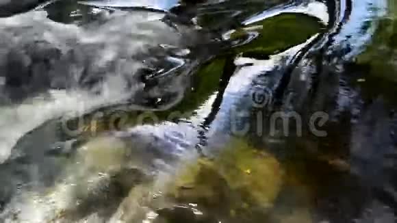 溪流水流岩石和复古石墙建筑桥视频的预览图