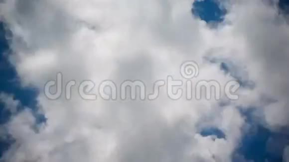 蓝天上空白色蓬松的云朵视频的预览图