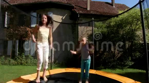 两个姐妹跳在蹦床上视频的预览图