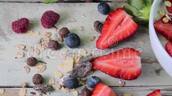 由酸奶蓝莓覆盆子蓝莓梅斯利制成的典型正宗早餐组成概念视频的预览图