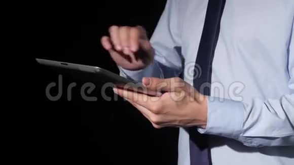 商人手指指着一个屏幕视频的预览图