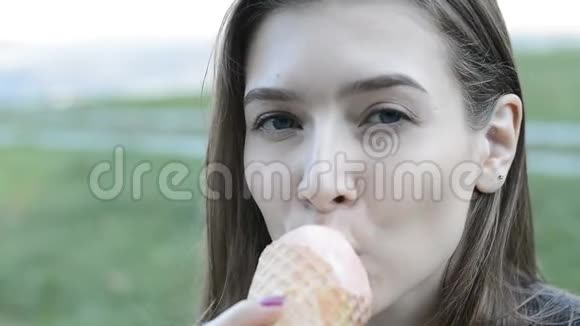 一位年轻的美女拿着冰淇淋的肖像视频的预览图