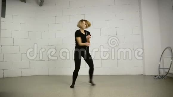 亚洲年轻女子舞蹈工作室现代与街头编舞爵士乐视频的预览图