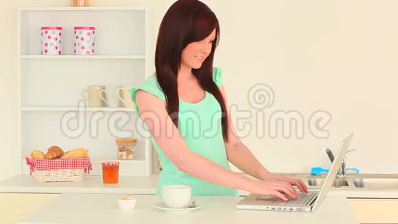 布鲁内特一边喝咖啡一边聊着笔记本电脑视频的预览图