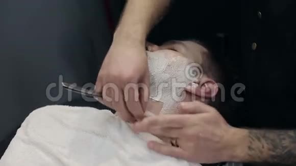 理发店里理发师剃了顾客的胡子视频的预览图